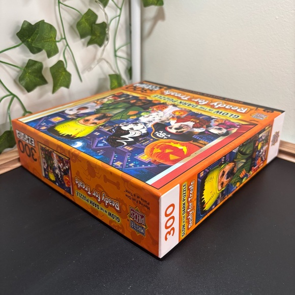Ready for Treat 300 Piece Glow in the Dark Jigsaw Puzzle - Picture 5 of 7